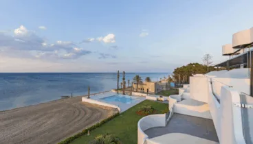 Fachada continua y sinuosa frente al mar