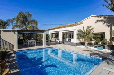 Fachada de la villa en Dénia