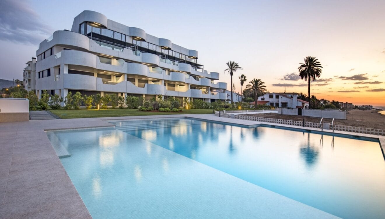 Fachada de Las Olas desde la piscina