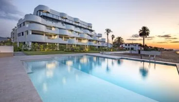 façana de les onades des de la piscina