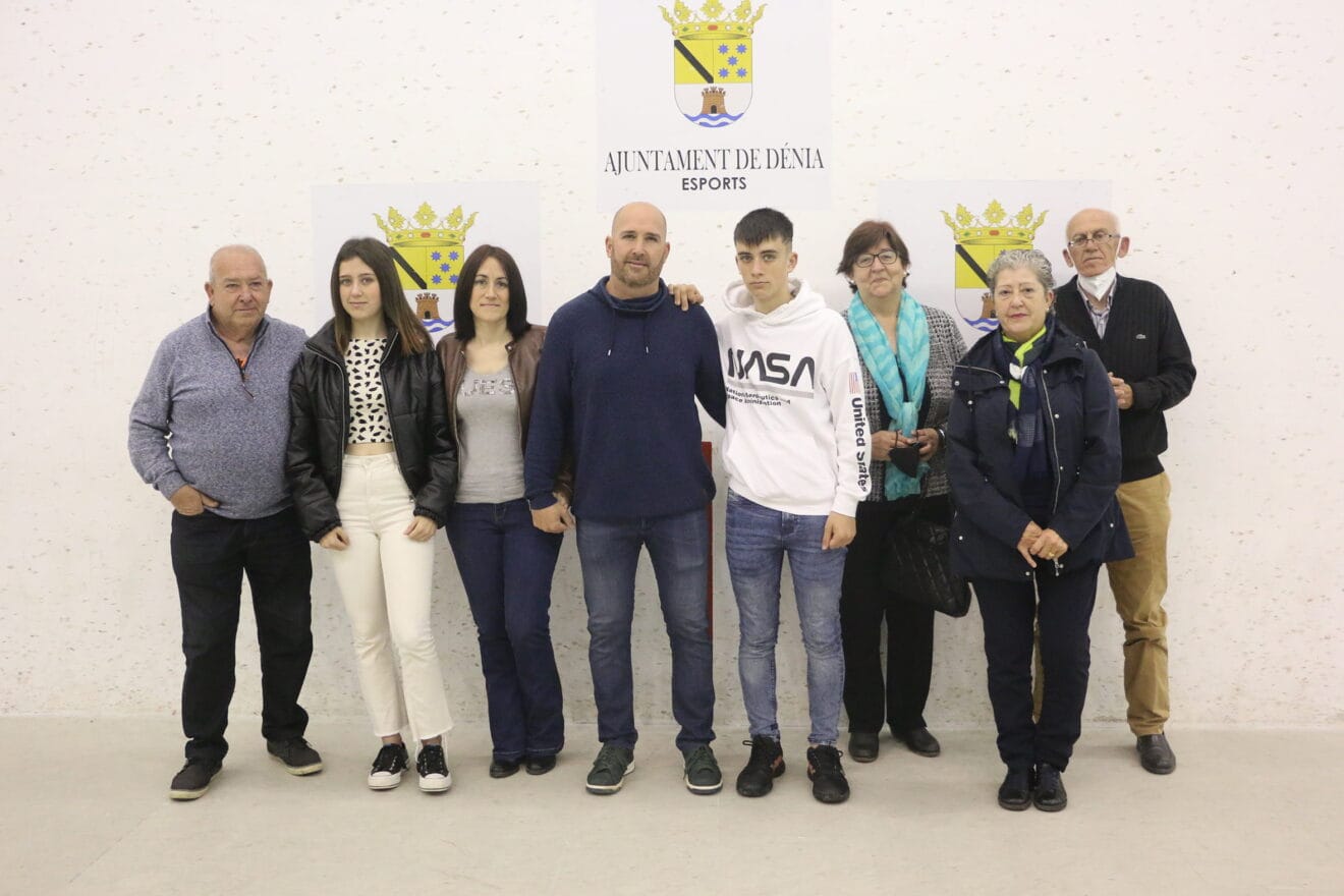 Félix junto a su familia