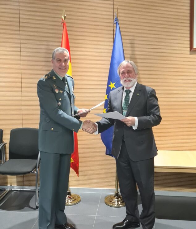 Imagen: Firma del acuerdo entre la Guardia Civil y Marinas de España