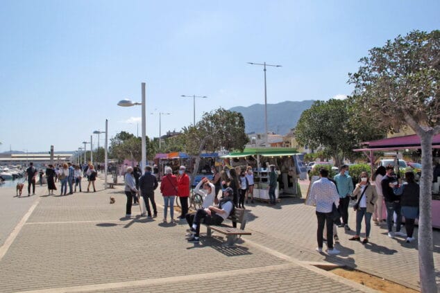 Imagen: Gente en el puerto de Dénia durante la pasada Pascua