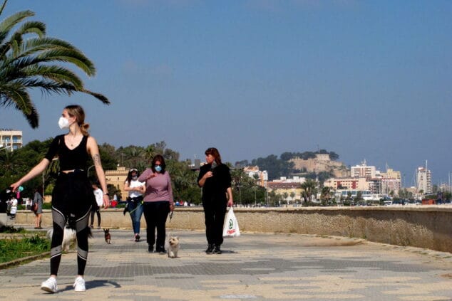 Adiós al frío y las nubes: empieza la primavera en Dénia 1 Imagen: Gente paseando por la Marineta Cassiana de Dénia durante la pasada Pascua