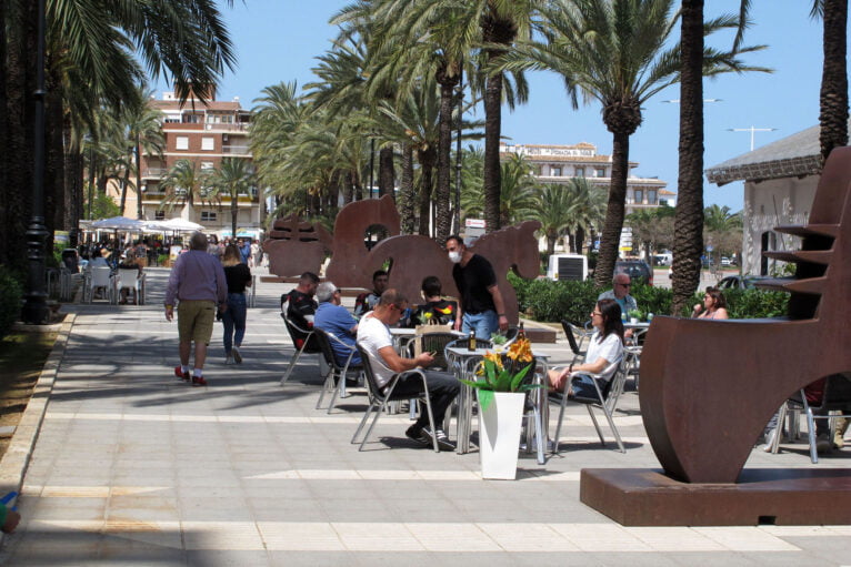 Gente paseando y disfrutando del sol en las terrazas de la explanada Cervantes de Dénia
