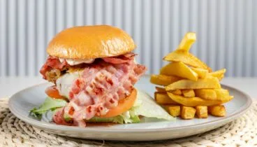 Hamburguesa con patatas en el restaurante del hotel