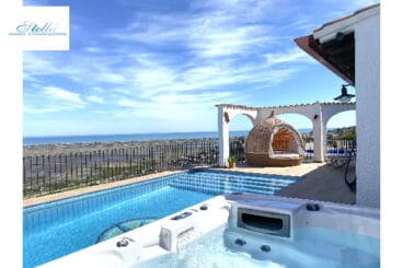 Jacuzzi junto a la piscina de la villa