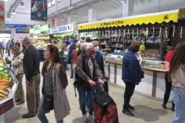 la mayoria de clientes del mercado municipal de denia mantienen las mascarillas