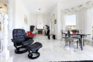 Luminoso salón-comedor de la villa en alquiler