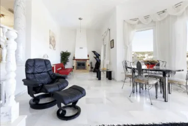 Luminoso salón-comedor de la villa en alquiler