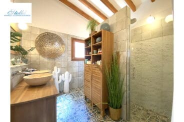 Moderno baño con ducha y dos lavabos