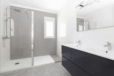 Moderno baño con lavabo suspendido