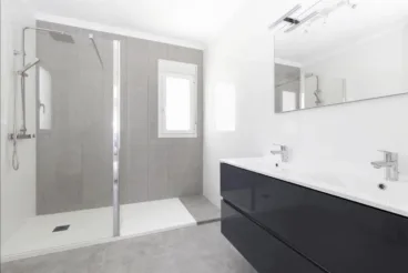 Moderno baño con lavabo suspendido