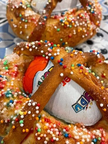 Mona de Pascua con huevo de chocolate en Canela