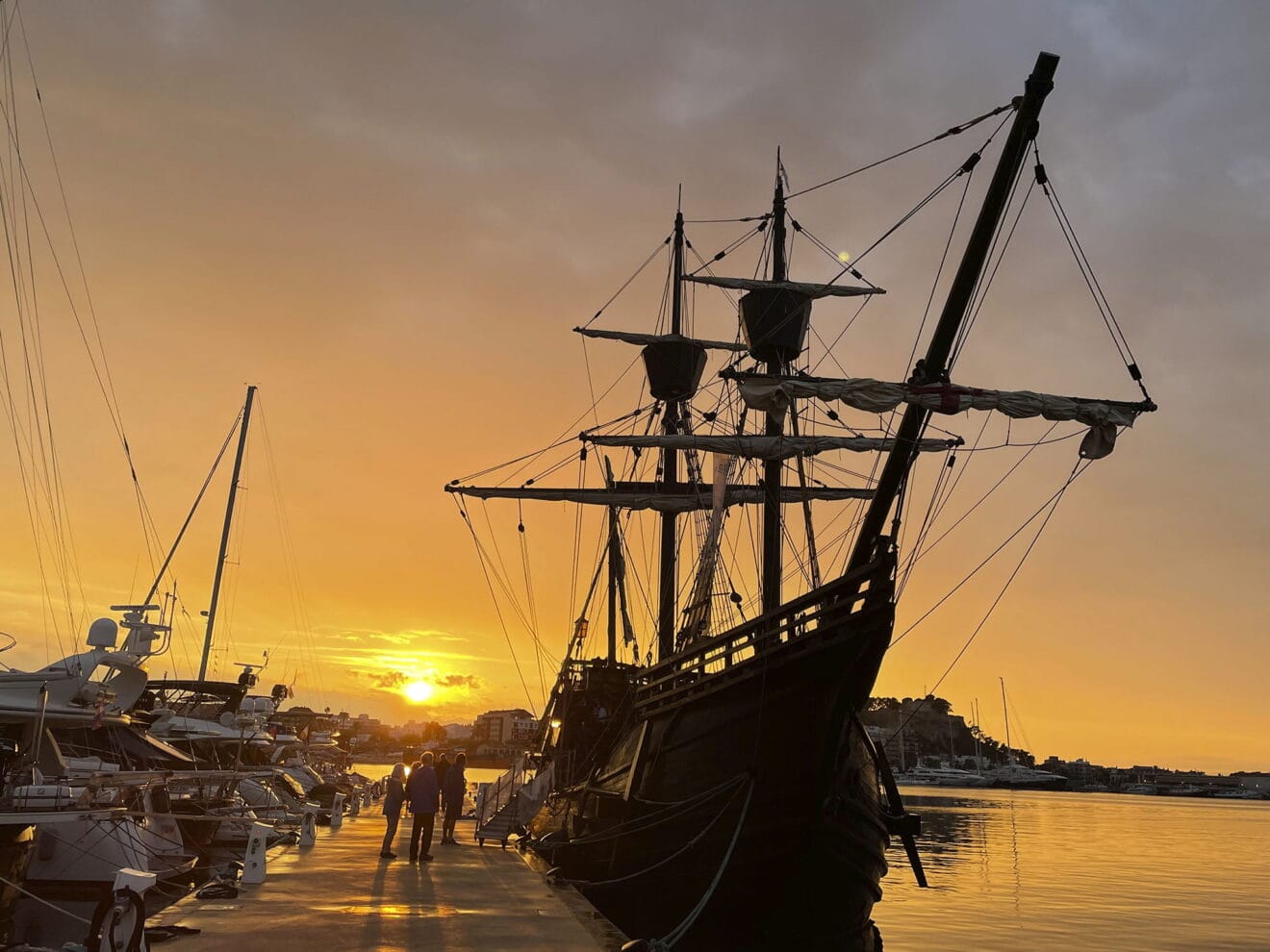 Nao Victoria bajo la puesta de sol