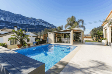 Piscina de la vivienda con vistas a la montaña