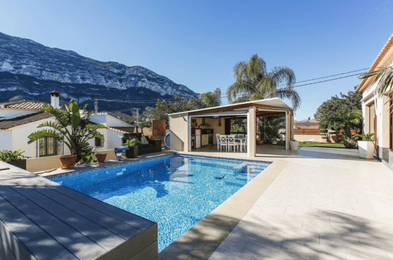 Piscina de la vivienda con vistas a la montaña