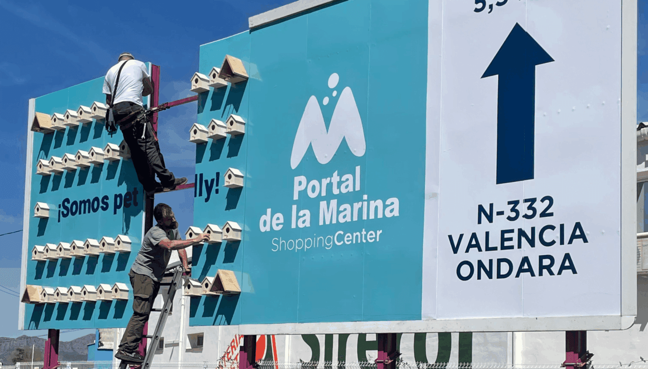 Portal de la Marina pone en sus vallas casas para pájaros