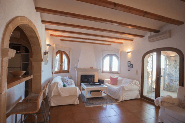salon con chimenea y aire acondicionado