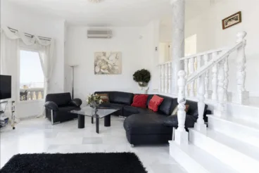 Salón de la vivienda con sofás de piel