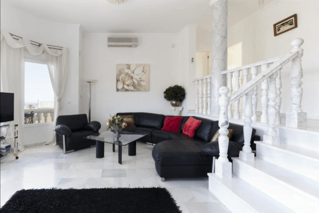 salon de la vivienda con sofas de piel