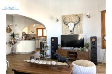 Salón de la vivienda disponible en Pego