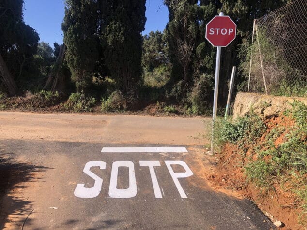 La fallida señal de tráfico en Dénia que ha llenado de burlas las redes sociales 1 Imagen: Señal de SOTP en Dénia, en la calle Mar Azov