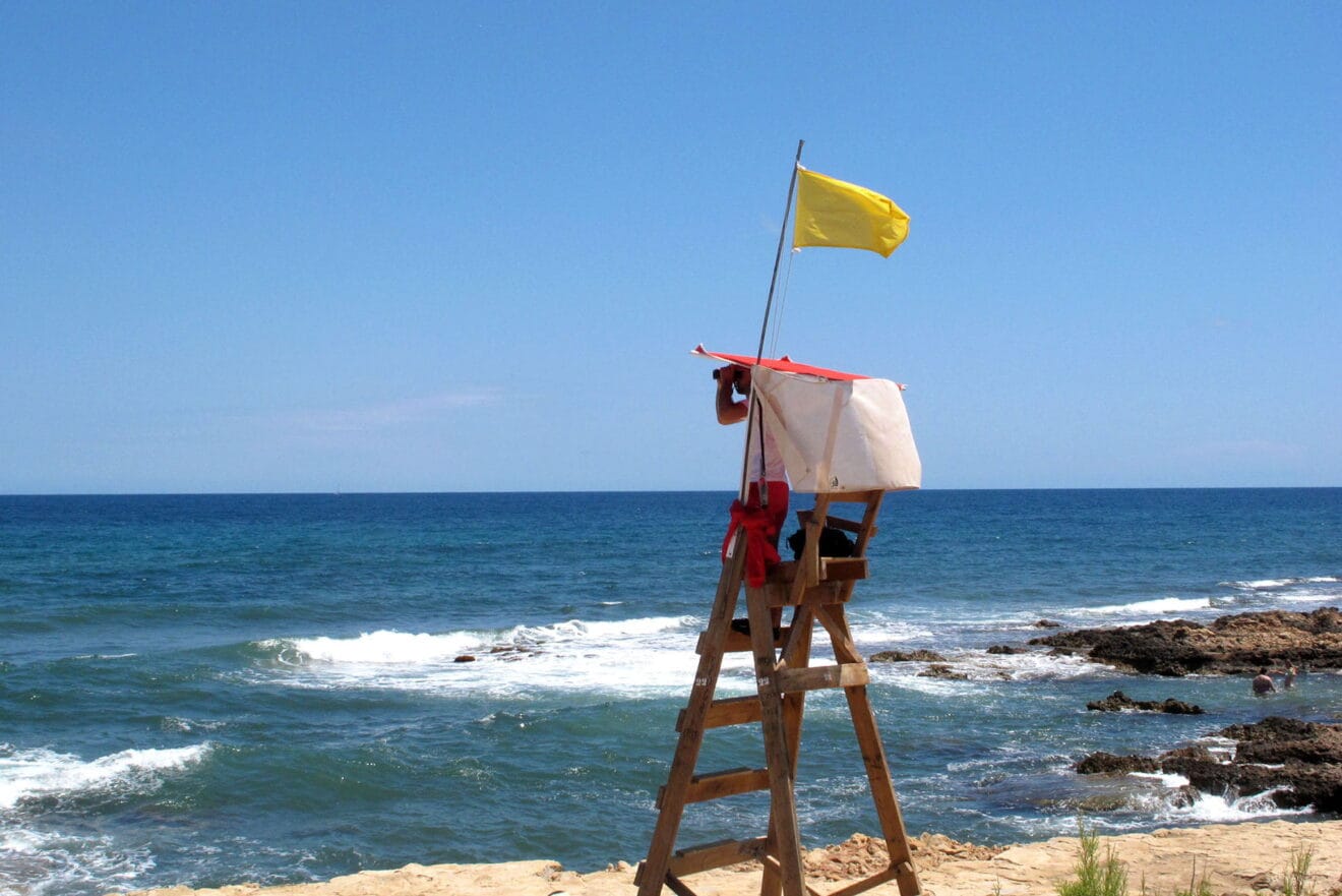 Socorrista vigilando la Punta Negra de Dénia