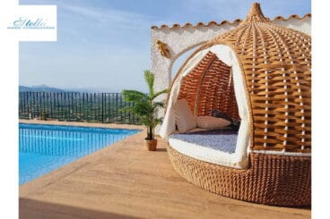 Sofá cama de ratán en el exterior de la villa