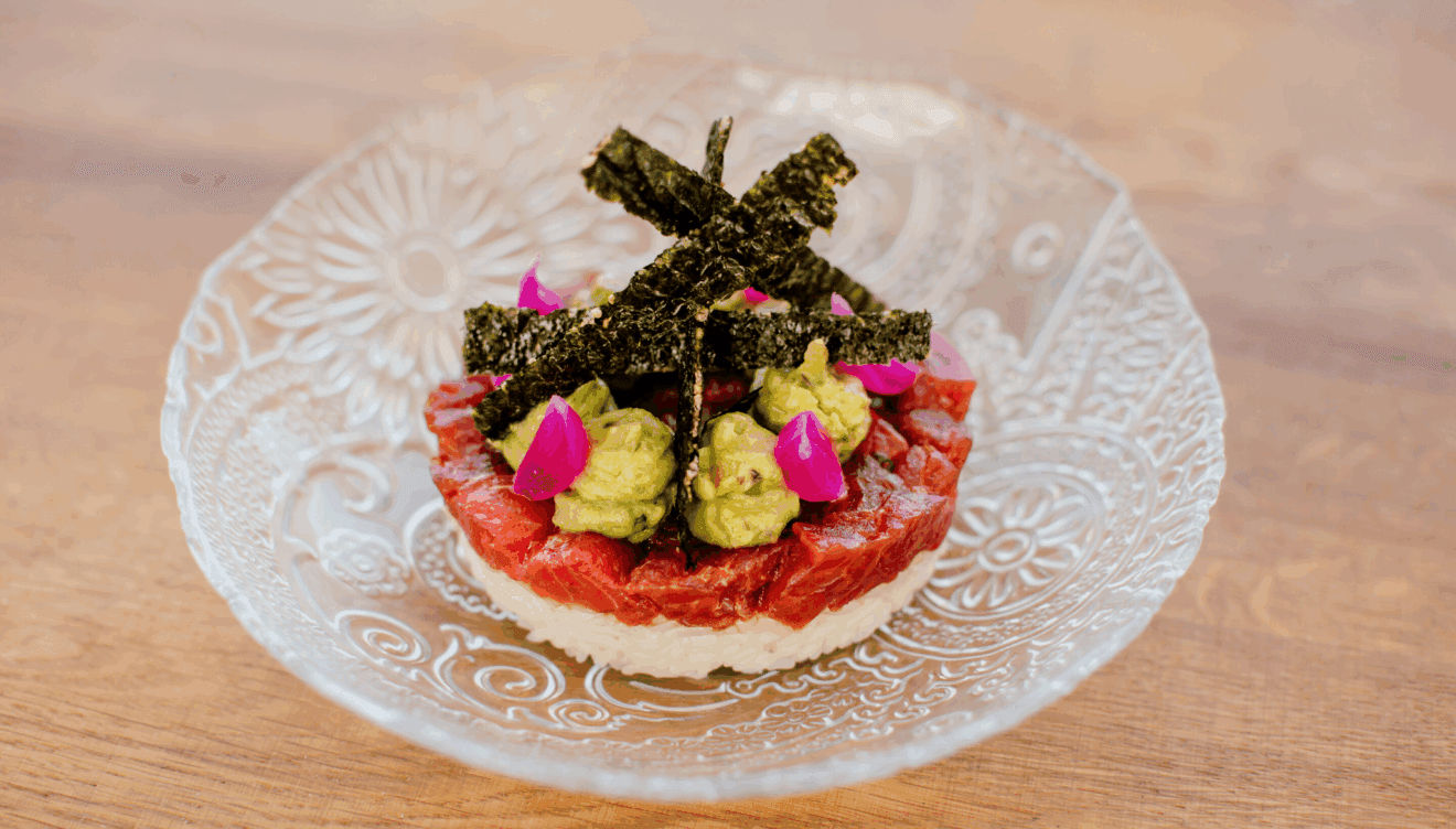 Tartar de atún con alga nori, arroz, guacamole y encurtidos
