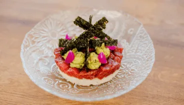 Tartar de atún con alga nori, arroz, guacamole y encurtidos