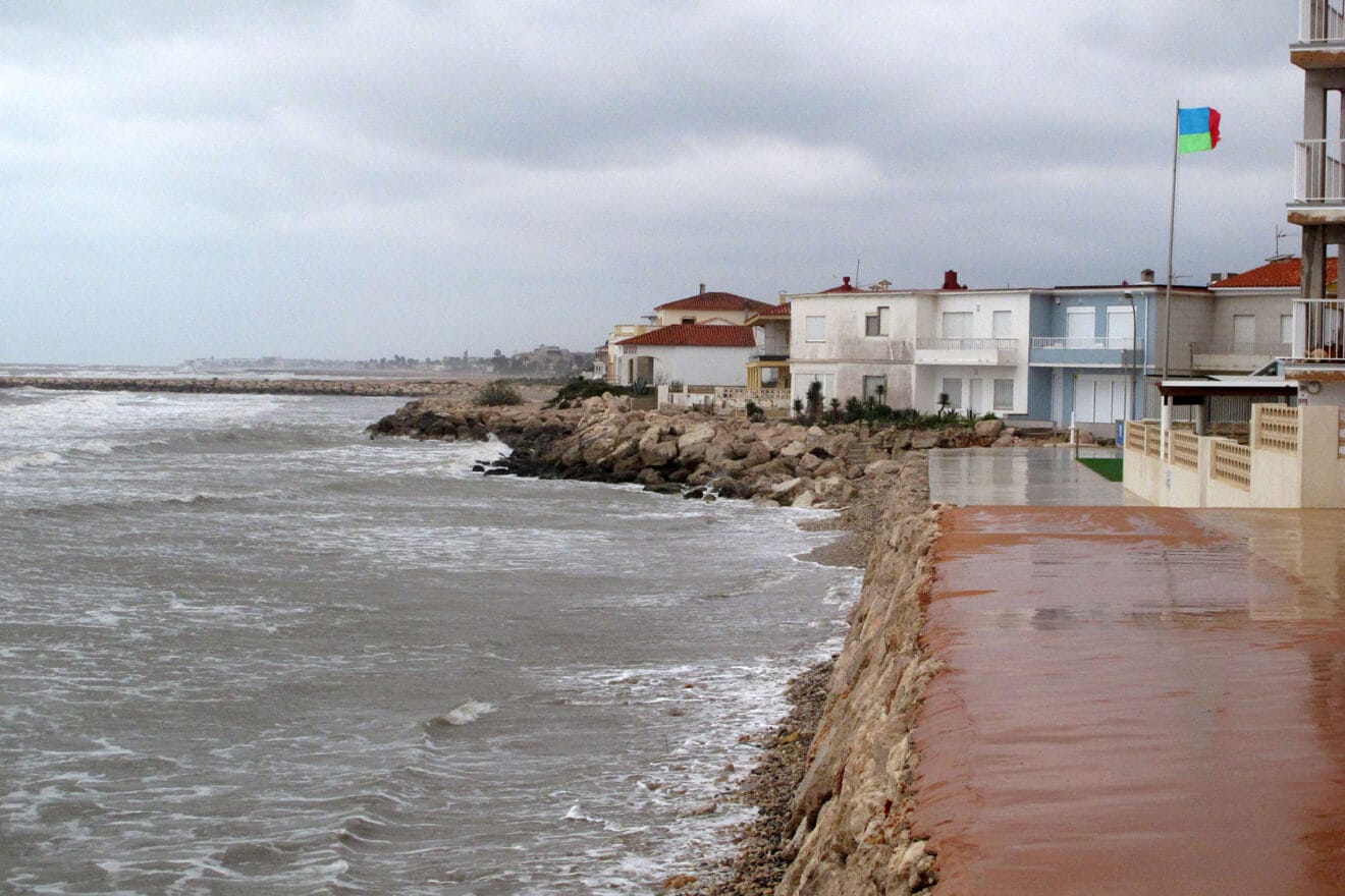Temporal de mar durante el mes de marzo en Les Deveses de Dénia
