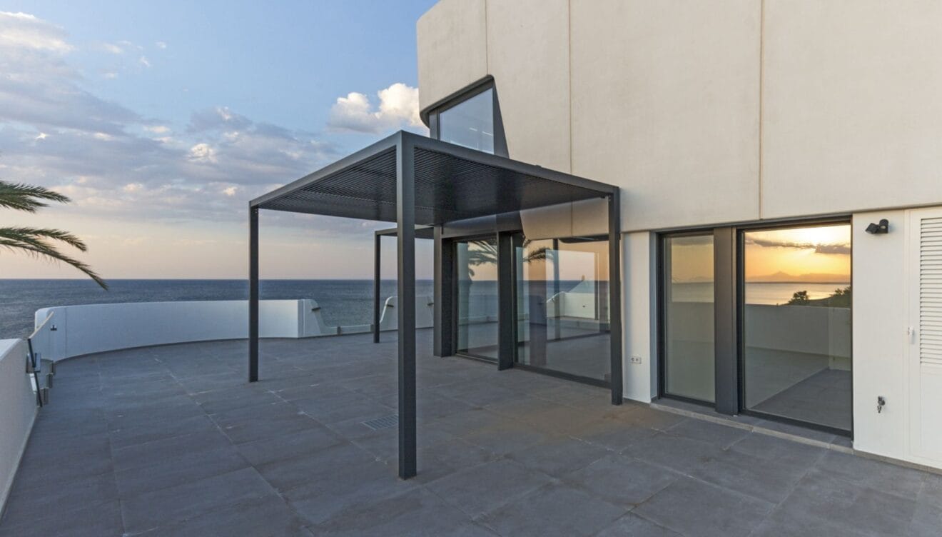 Terraza con pérgola y vistas al mar - Las Olas