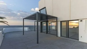 Terraza con pérgola y vistas al mar – Las Olas