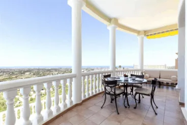 Terraza con vistas al mar en esta villa de Dénia