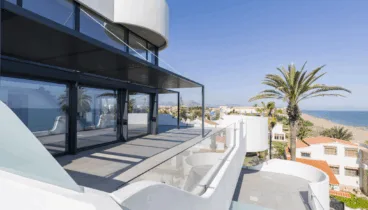 Terraza de la urbanización frente al mar