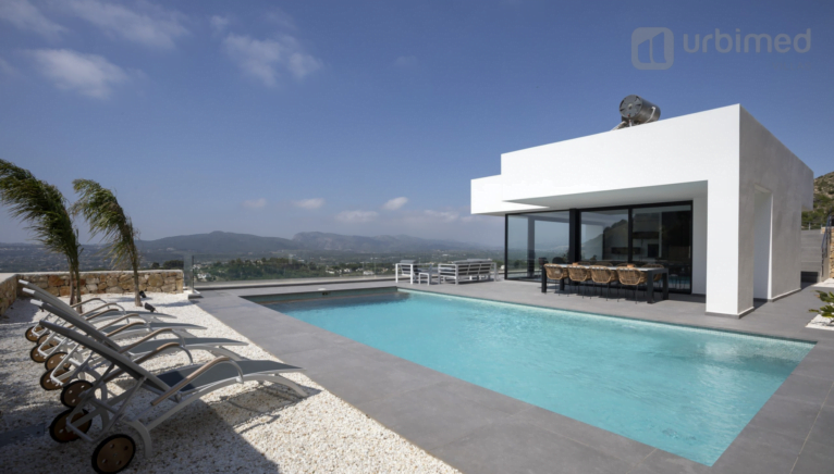 Terraza de vivienda con piscina - Urbimed Villas