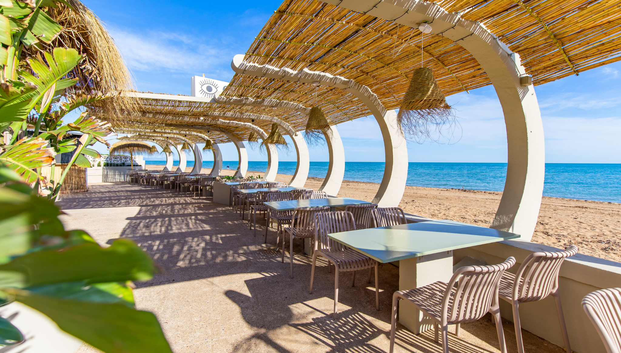 Terraza del restaurante a pie de playa