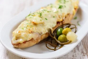 Tostada diaria con queso fundido en Bar Mercat