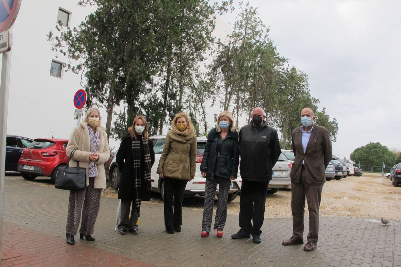 Vicent Grimalt acompaña a la consellera Gabriela Bravo al palacio de justicia de Dénia