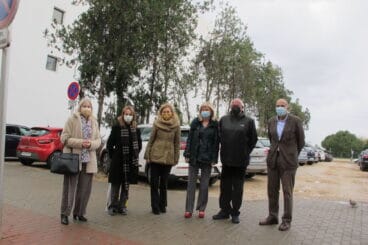 Vicent Grimalt acompaña a la consellera Gabriela Bravo al palacio de justicia de Dénia