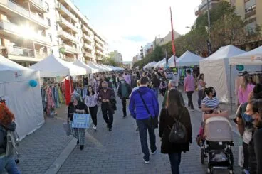 Visitantes durante la Feria del Stock de Dénia