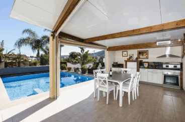 Zona del comedor exterior cubierto junto a la piscina en Villa Zen