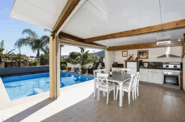 Zona del comedor exterior cubierto junto a la piscina en Villa Zen
