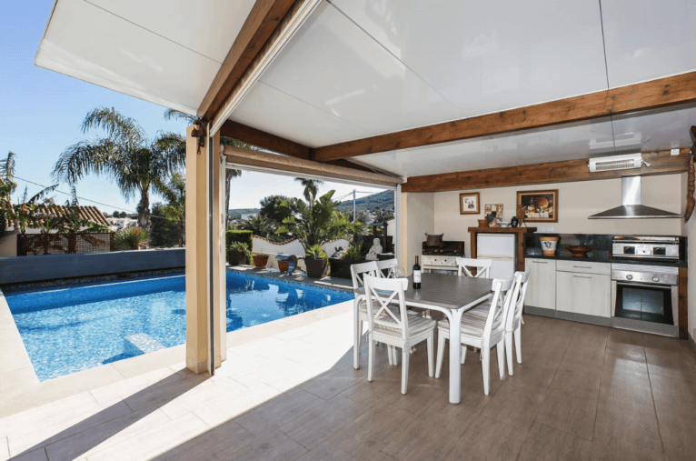 Zona del comedor exterior cubierto junto a la piscina en Villa Zen