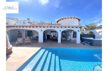 Zona exterior con piscina, jacuzzi y comedor