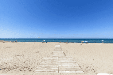 Acceso directo a la playa desde el residencial