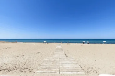 Acceso directo a la playa desde el residencial