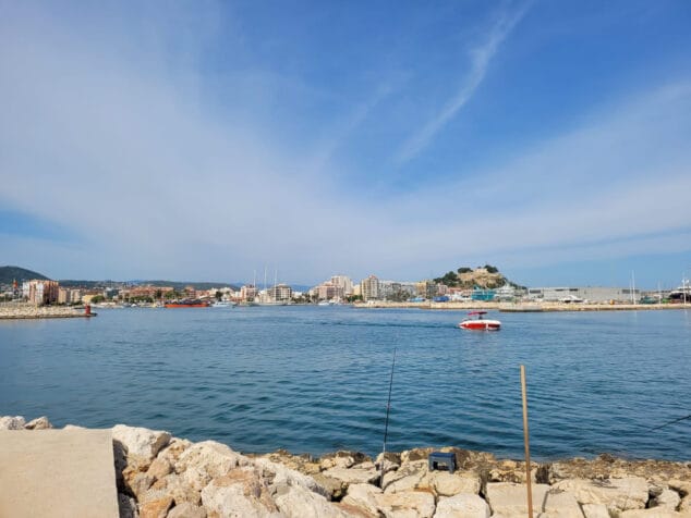 Imagen: Agua en calma en el puerto de Dénia