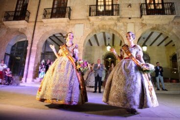 Aida y Noa reciben la banda de Falleras Mayores de Dénia